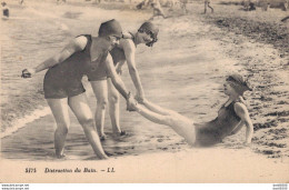 DISTRACTION DU BAIN TROIS FEMMES EN MAILLOT DE BAINS DONT DEUX TIRENT LES PIEDS DE LA TROISIEME - Pin-Ups