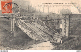 59 DOUAI EN RUINES A LEUR EVACUATION LES ALLEMANDS FIRENT SAUTER TOUS LES PONTS - Oorlog 1914-18