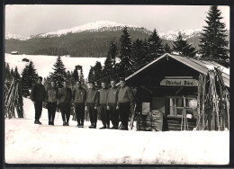 AK Riezlern /Kleinwalsertal, Skischule Parsenn, Skifahrer Vor Dem Büro  - Otros & Sin Clasificación