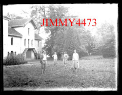 Personnes Devant Une Maison à Identifier - Plaque De Verre En Négatif - Taille 89 X 119 Mlls - Diapositiva Su Vetro