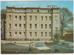 Slupsk: 2x POLSKI-FIAT 126P, VW PASSAT VARIANT - Hotel 'Zamkowy' - (Poland) - Voitures De Tourisme