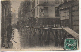 75 PARIS Inondations De 1910 Les Passerelles De La Rued De Beaune - Inondations De 1910