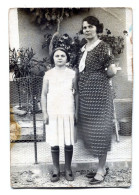 Carte Photo D'une Femme élégante Avec Sa Jeune Fille Posant Devant Leurs Maison En Septembre 1935 - Anonymous Persons