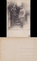 Ansichtskarte  Zwei Soldaten Vor Haus (höherer Dienstgrad) 1917 Privatfoto - Other & Unclassified