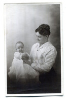 Carte Photo D'une Femme élégante Avec Sont Bébé Posant Dans Un Studio Photo Vers 1910 - Anonymous Persons