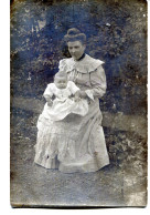 Carte Photo D'une Femme élégante Avec Sont Petit Bébé Dans Sont Jardin En 1906 - Anonymous Persons