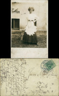 Frau In Weißer Spitze Vor Dem Herrenumkleide/Toilette 1900 Privatfotokarte - People