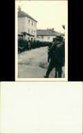 Militaria Soldaten Und Menschen Im Ort Stehen Schlange 2.WK 1944 Privatfoto - Other & Unclassified