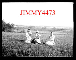 Trois Jeunes Filles Dans Un Champ à Identifier - Plaque De Verre En Négatif - Taille 89 X 119 Mlls - Diapositiva Su Vetro