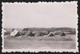 Jolie Photo D'un Alignement De Tentes De Camping à La Trinité Sur Mer, Après Guerre,  1947, Morbihan Bretagne 8,4x5,6cm - Plaatsen