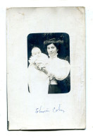 Carte Photo D'une Femme élégante Avec Sont Petit Bébé Posant Dans Un Studio Photo Vers 1910 - Personas Anónimos