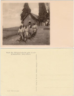 Nach Der Morgenandacht Geht Es Zur Arbeitsstätte (Ostafrika) 1930 - Costumes