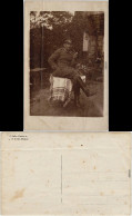 Ansichtskarte  Soldat Auf Tisch Sitzend 1917  - War 1914-18