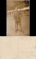 Ansichtskarte  Soldat Mit Gewehr Vor Baracke 1917 Privatfoto - Characters