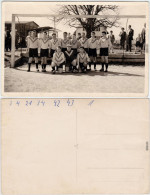 Foto  Gruppenbild Fußballmanschaft Im Tor 1940 Privatfoto  - Fussball
