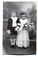 Carte Photo De Deux Petit Enfants élégant Posant Dans Un Studio Photo - Personas Anónimos