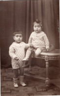 Carte Photo D'une Petite Fille Avec Un  Petit Garcon Posant Dans Un Studio Photo - Anonymous Persons