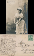Ansichtskarte  Mädchen, Magd - Zu Tode Betrübt - Fotokunst 1912  - Personaggi