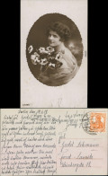 Foto  Frau (Bild/Portrait) - Frau Mit Blumenstrauß 1918 Privatfoto - Personen