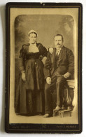 CDV Couple Femme Avec Costume Et Coiffe Famille Bougouin à Massérac ? - Photographe Louis Collet Rennes - Anonieme Personen