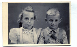 Carte Photo D'une Petite Fille élégante Avec Un Petit Garcon Posant Dans Un Studio Photo - Anonymous Persons