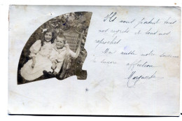 Carte Photo D'une Petite Fille élégante Avec Un Petit Garcon Dans Leurs Jardin En 1906 - Personnes Anonymes