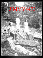 Trois Jeunes Gens Dans Un Bois, à Identifier - Plaque De Verre En Négatif - Taille 89 X 119 Mlls - Glass Slides