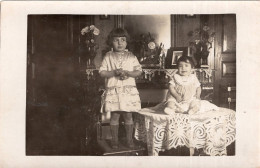 Carte Photo D'une Petite Fille élégante Avec Un Petit Bébé Posant Dans Un Appartement Vers 1930 - Anonieme Personen