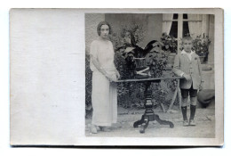 Carte Photo D'une Jeune Fille élégante Et Un Petit Garcon Devant Leurs Maison Vers 1915 - Anonymous Persons