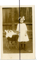 Carte Photo A Identifier. CPA. Enfant Fillette Avec Un Landau, Poupée Dans Le Landau, Fille, Gamine - Photographie