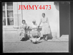 Trois Femmes Devant Une Maison, à Identifier - Plaque De Verre En Négatif - Taille 89 X 119 Mlls - Diapositivas De Vidrio