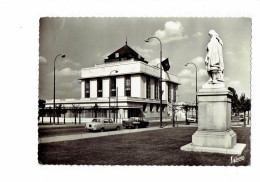 Cpm - 37 - Tours - Bibliothèque Municipale - Statue De Descartes - Voiture Peugeot 403 Versailles - A. 2403 Valoire - Tours