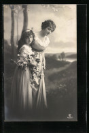 Foto-AK GL Co Nr. 4957 /1: Zwei Junge Frauen Mit Blumenstrauss Vor Einer Studiokulisse  - Photographs