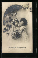 Foto-AK GL Co Nr. 2526 /6: Zwei Junge Mädchen Mit Blumenstrauss Und Kleeblättern Zum Namenstag  - Photographie