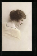 Foto-AK GL Co Nr. 4922 /1: Junge Schöne Frau Im Gelben Kleid In Der Rückansicht  - Photographie