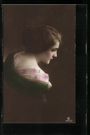 Foto-AK GL Co Nr. 4973 /2: Profil Einer Jungen Schönen Frau Im Kleid Mit Blumenmuster  - Photographs