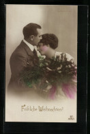 Foto-AK GL Co Nr. 6634 /1: Junger Mann Küsst Seiner Frau Zu Weihnachten Auf Die Stirn  - Photographs