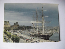 SAINT-MALO - Le Trois Mâts " Belem " Amarré Au Bassin Vauban - Au Fond Le Gros Donjon - Saint Malo