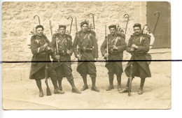 Carte Photo A Identifier. CPA. Soldats Du 17 Eme Chasseurs Qui Posent Pour La Photo. Tenue Militaire, Cane,  Paquetage - Photographie