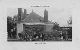 MEHUN-sur-YEVRE - Place De La Gare - Café Du Chemin De Fer - Animé - Mehun-sur-Yèvre