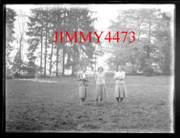 Trois Jeunes Filles Dans La Campagne, à Identifier - Plaque De Verre En Négatif - Taille 89 X 119 Mlls - Diapositiva Su Vetro