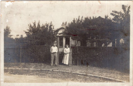 Carte Photo D'un Couple Posant Devant Leurs Maison En 1913 - Personnes Anonymes