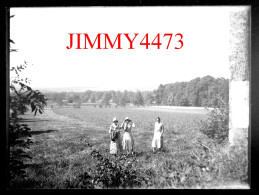 Trois Jeunes Filles Dans La Campagne, à Identifier - Plaque De Verre En Négatif - Taille 89 X 119 Mlls - Glass Slides