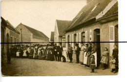 Carte Photo A Identifier. CPA. Personnages Endimanchés Un Jour De Noce Dans Une Rue . 1911 . J HERTOG CLERMONT - Photographs