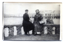 Carte Photo De Deux Femmes élégante Assise Sur Un Muret A La Plage Vers 1930 - Anonieme Personen