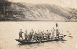 CARTE PHOTO  à Identifier Militaire Sur Un Fleuve Dans Un Bateau - A Identifier