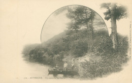 * AUVERGNE * UN COIN DU LAC PAVIN * ANIMEE * GROUPE DE PERSONNES DANS BARQUE * EDIT. JULIO DELAUNAY - Auvergne Types D'Auvergne