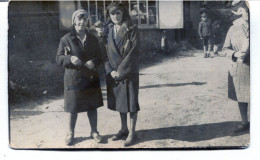Carte Photo De Deux Jeune Filles élégante Dans La Cour De Leurs école Vers 1930 - Anonieme Personen