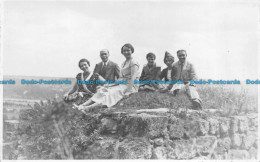 R157497 Old Postcard. People On The Rocks - Monde
