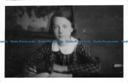 R157498 Old Postcard. Girl - Monde